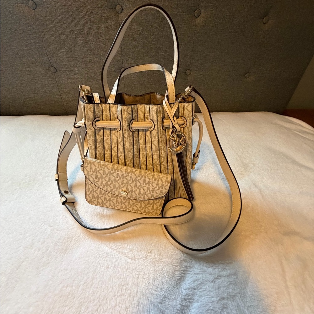 MICHAEL Michael Kors Willa pleated tote Bag with wallet - Picture 1 of 14